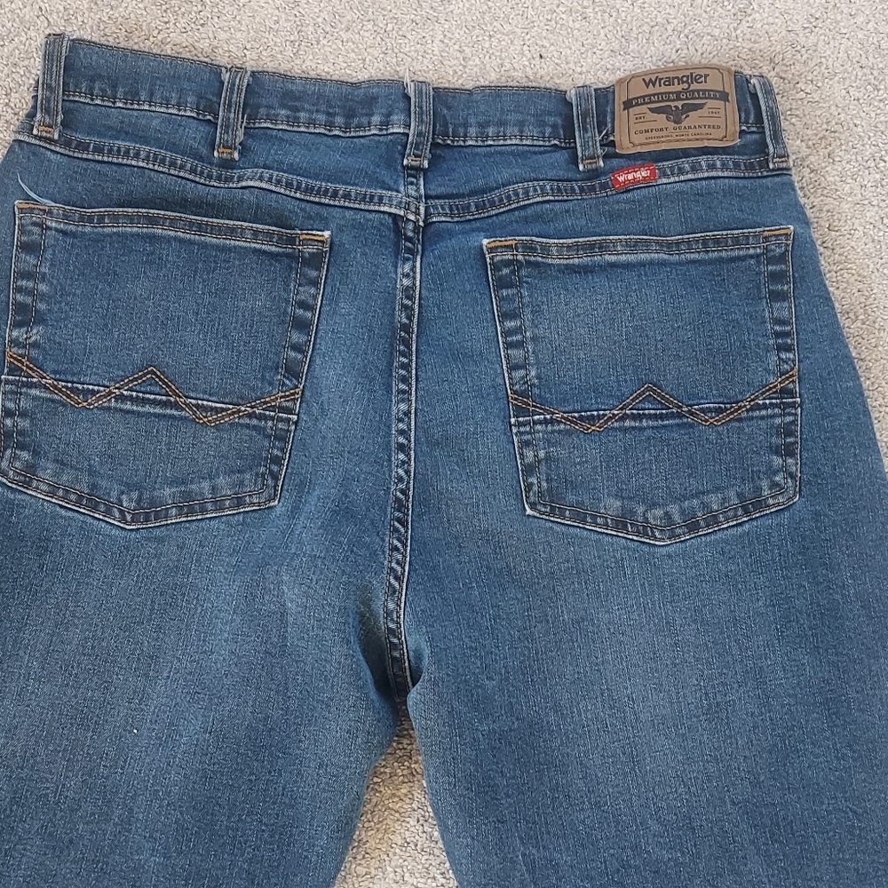 Wrangler Relaxed Blue Jeans with Classic Medium Wash - Picture 9 of 12